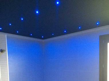 Reforma de cuarto de baño. Iluminación tipo cielo estrellado de bajo consumo.